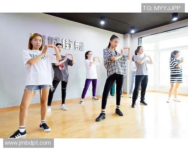 街舞热潮背后的心理力量：深入重庆街舞队的心灵世界与训练秘诀